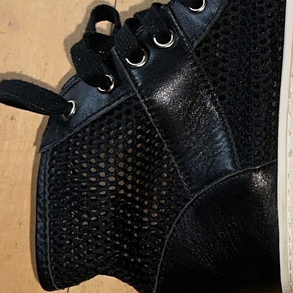 Vince Camuto Black leather/ mesh sneaker, 7.5, CB2318 - Picture 5 of 8